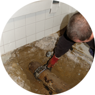 Installation av Rat-Exx i en frilagd servisledning där ledningen kapas med en röravskärare.